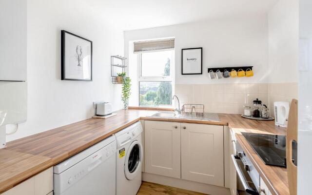 Modern & Spacious 2 Bedroom Maisonette