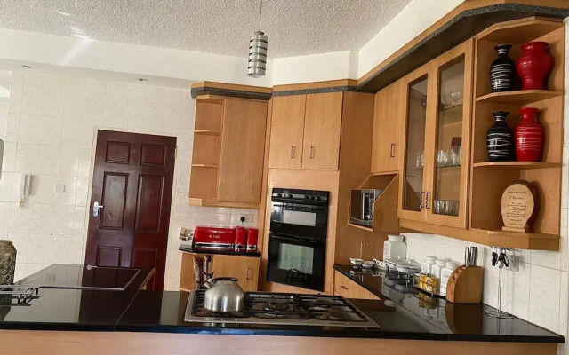 Luxurious 4 bed With Pool in Helensvale - 2255
