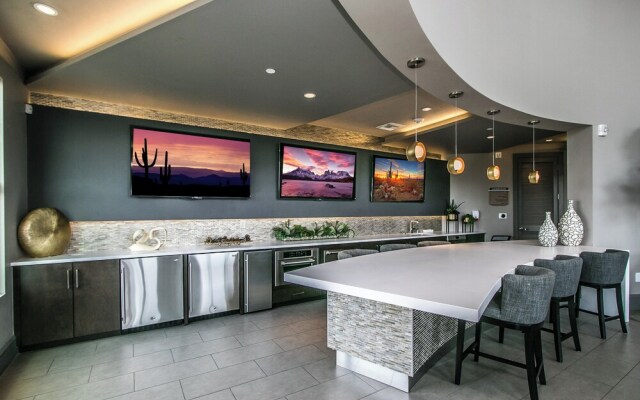 Rooftop Pool with Views-King Beds-Parking 1123