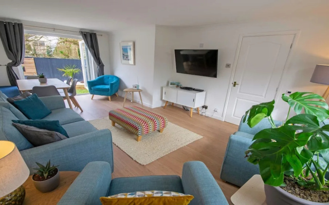 Oceanside Sleeps 6 Walk to Beach & Stylish
