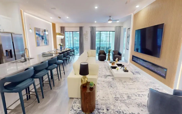 Bernie Pool Home 8 BED