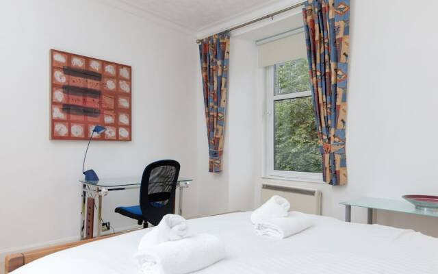 Connected & Convenient: Newly-renovated Flat for 2