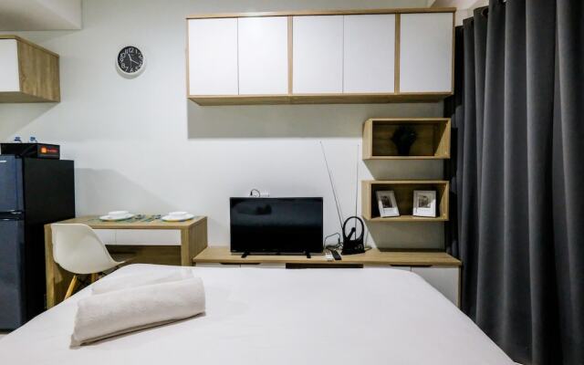 Spacious Studio Apartment at Springwood Residence By Travelio