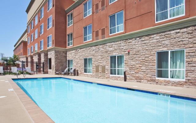 Holiday Inn & Suites Oakland Airport by IHG