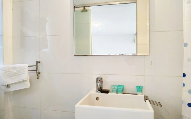 AirTLV Centrally Located Studio With Gallery