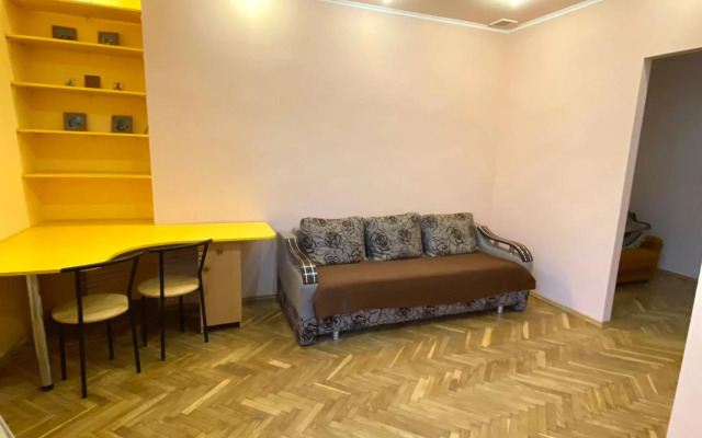 Apartment on Zaliznychna street