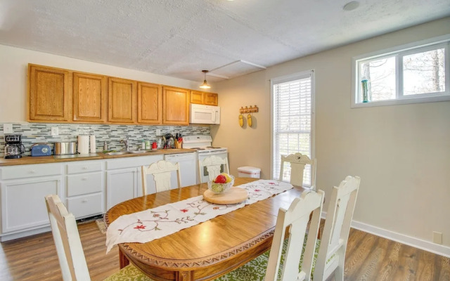 Homey Luray Cabin w/ Fire Pit & Deck!
