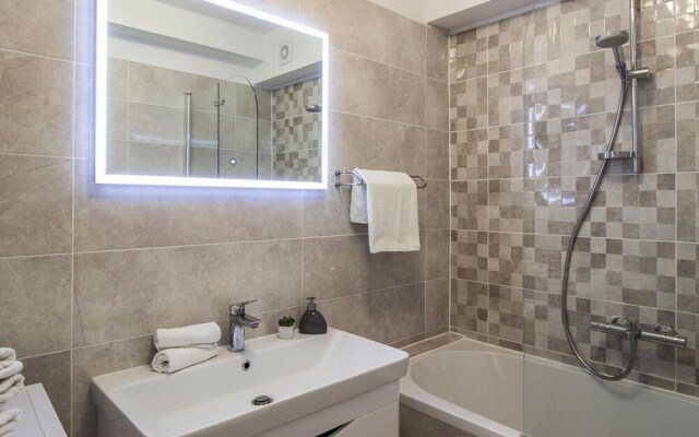 Premium Holiday Home in Kučine-Mravinci with Swimming Pool