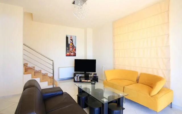 Seafront home 4' walk to private beach