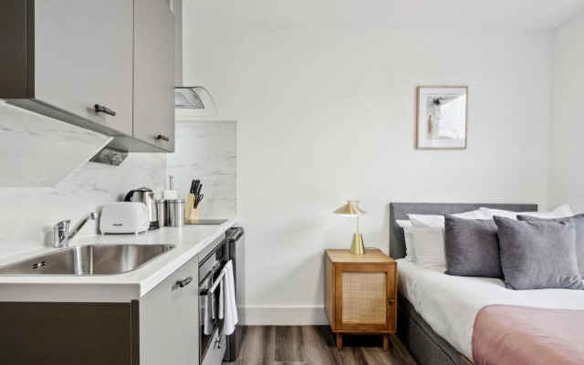 STH Sutherland Avenue Apartment