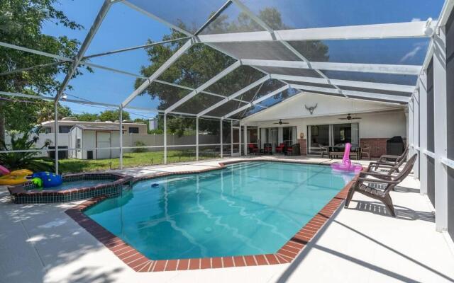 Beautiful home- Private getaway-Heated Pool/Hottub