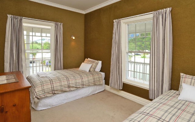 Picton Top10 Holiday Park – Guest Rooms – Picton