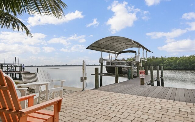 1 Bedroom Bay Front Villa Bring Your Boat Dock Space Available 1 Villa by Redawning