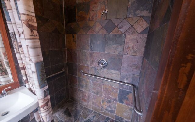 North Yellowstone Lodge and Hostel