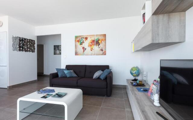 GORGEOUS APT with TERRACE, ELEVATOR, AC, FREE PARKING