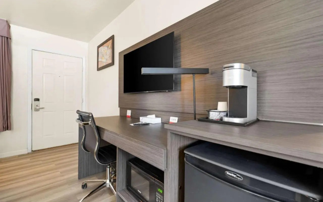 Econo Lodge Inn & Suites Heavenly Village Area