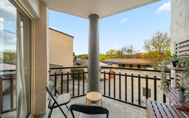 Stylish 1-bed Stay With Balcony & Study