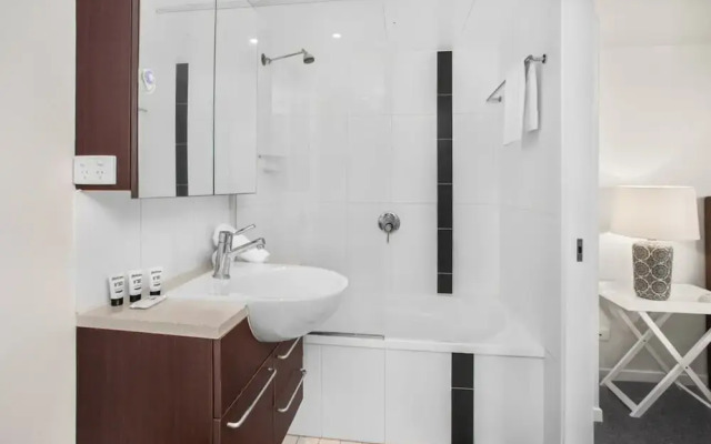 2-bed Near Brisbane CBD With Pool, Sauna & BBQ