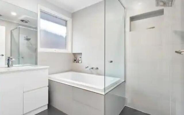 Luxurious 5 bedroom Villa with hot tub & much more