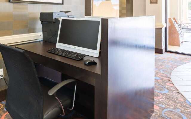 Econo Lodge Inn & Suites East