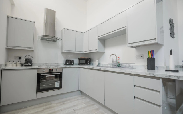 Hullidays-Theatre Hideout Apartment