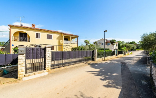 Spacious Apartment With Garden