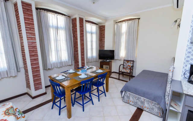 Solar do Carmo Suites & Apartments