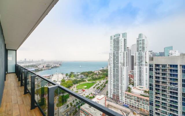 Amazing View Luxury Condo Near Bayside
