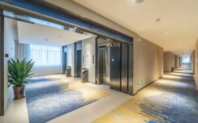 Yunfeng Ruijin Hotel (Guangxi University Zoo Subway Station Branch)