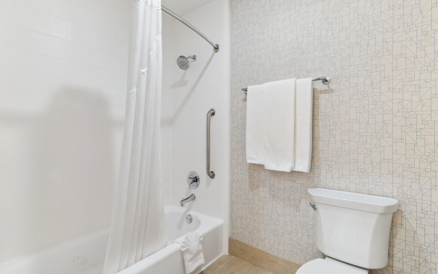 Holiday Inn Express & Suites Mountain View Silicon Valley by IHG
