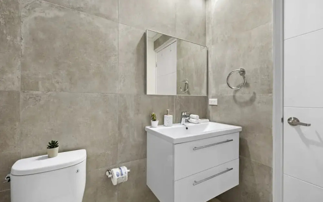 1BR Gold Coast Pools Tennis Gym Security