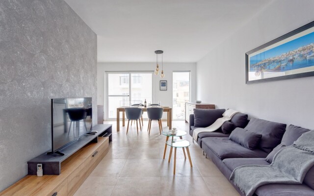 Brand New Designer Finished Apartment, Central Location