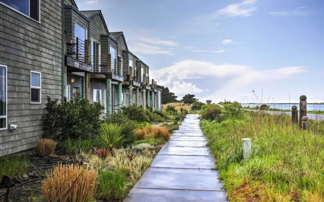 Waterfront Oregon Abode w/ Balcony & Ocean Views!