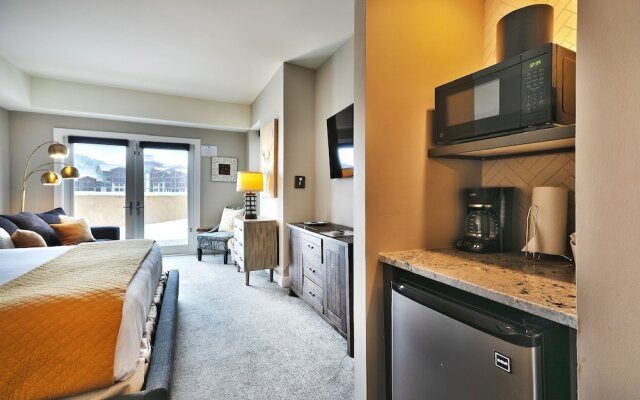 Your own balcony, full kitchen in Canyons Village by RedAwning