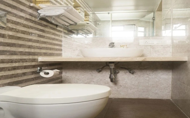 Super Townhouse OAK Regal Inn Near Sant Tukaram Nagar Metro Station