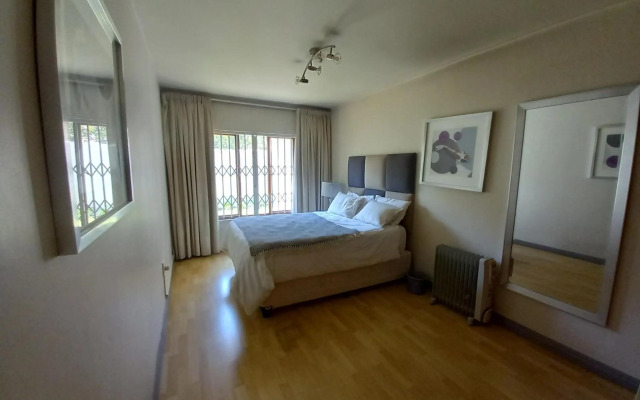 Mount Royal - 32 Large 1 bed with balcony upstairs