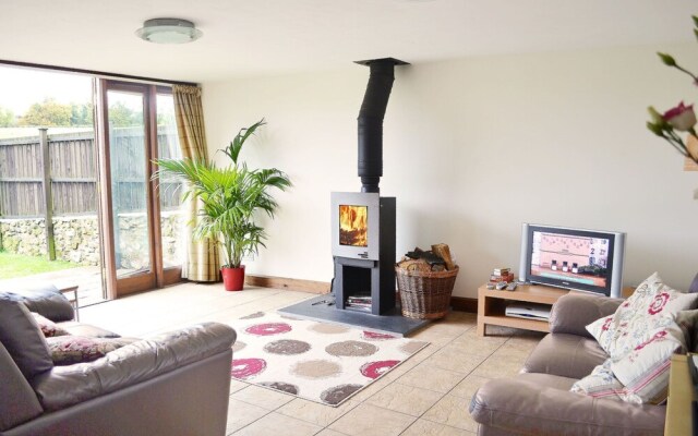 Beautifully converted 400-year-old threshing barn. Pet-friendly.