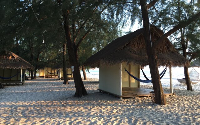 Hula Hula Beach Bungalows & Restaurant