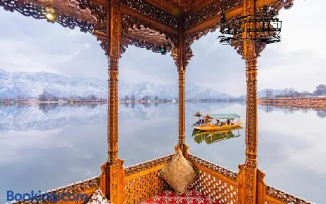 New Zenith Group of Houseboats