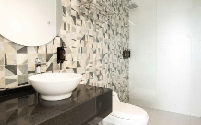 w Lovely 2BR w Balcony Near C Amurallada