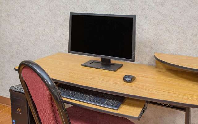 Super 8 by Wyndham Three Rivers