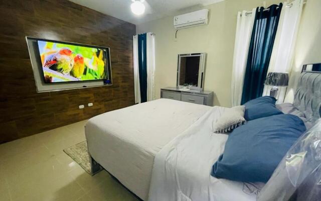 Condo 3 Bd Apt, Internet,2 Parqueo,lavadora,ac