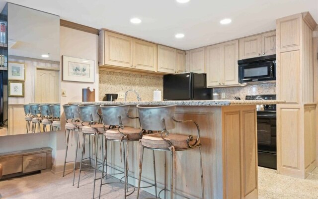 Cozy 2 Bedroom Slopeside Mountain Residence in Vail Village Just Steps From Gondola 1