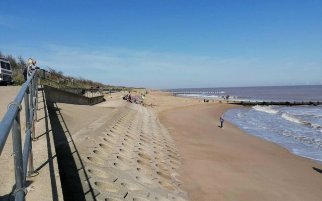 Beach Apartment - Sleeps 4, Garden & Parking