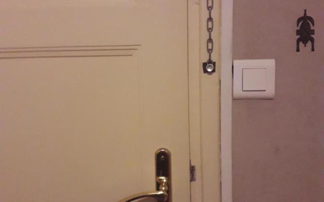 Petite chambre meublée au cœur de ville - chez l'habitant