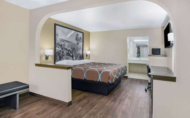 Super 8 by Wyndham Moss Point