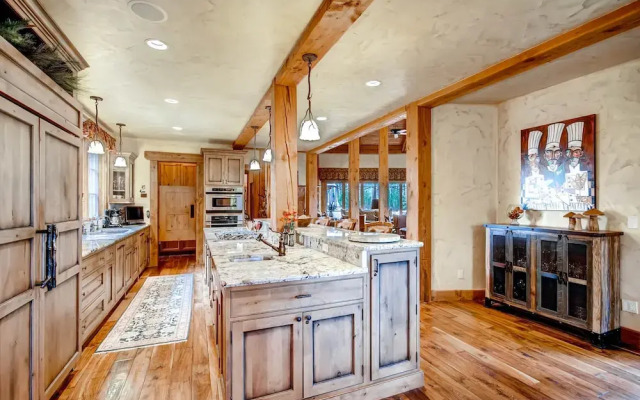 Hatari Lodge 5 Bedroom Home by RedAwning