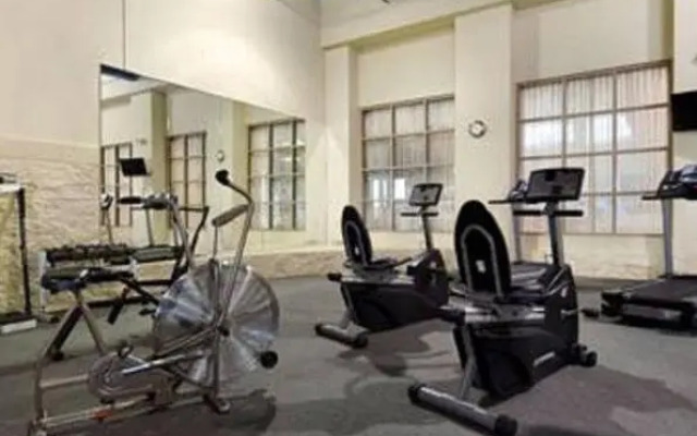 Days Inn & Suites Milwaukee Airport