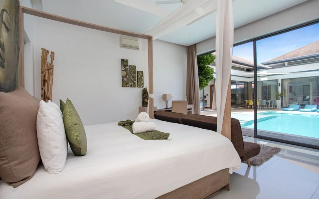 Modern 4BR Pool Villa Virginie Naiharn