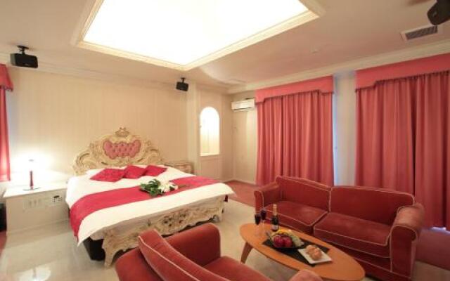 Pacela (Love Hotel)